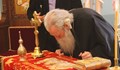Патриарх Неофит се поклони на Христовата плащаница