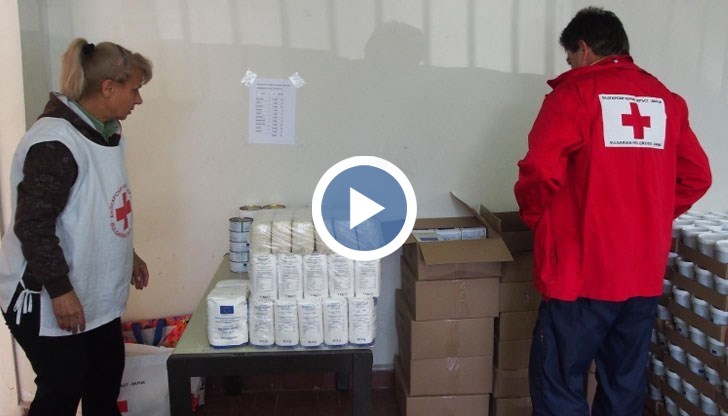 Социално слаби семейства и бедстващи хора, които са останали без работа след съкращенията заради коронавируса, получават хранителните продукти в домовете си