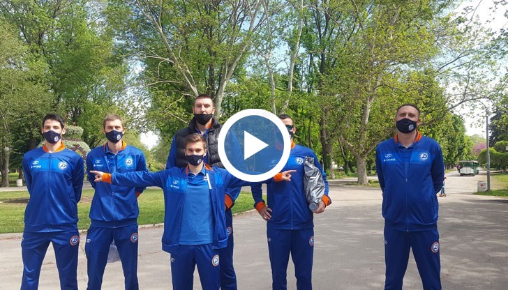 Момчетата раздават маски с емблемата на отбора