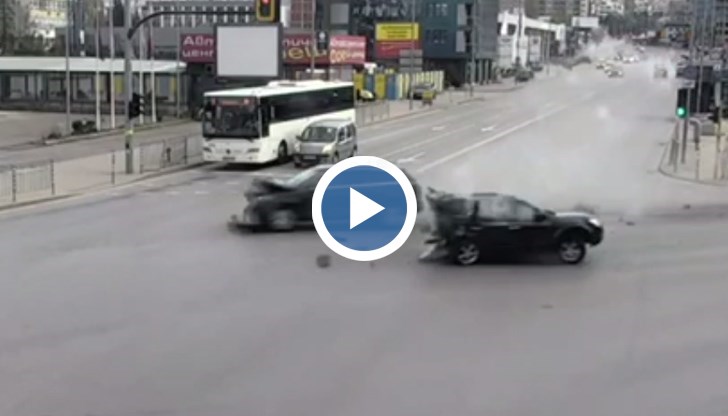 Ударът е толкова силен, че двете коли изхвърчат от другата страна на кръстовището