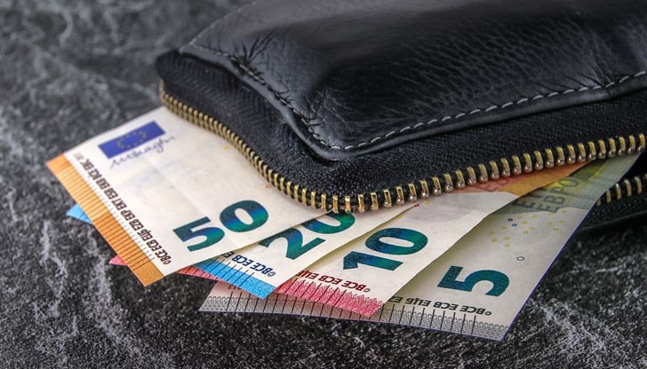 Хиляди хора в България оцеляват единствено благодарение на паричните потоци от чужбина Хиляди хора в България оцеляват единствено благодарение на паричните потоци от чужбина