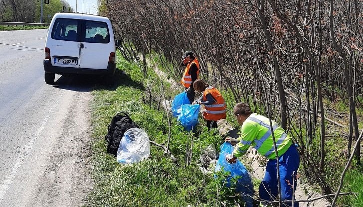 Боклуците са останали след шофьорите на тирове, които изчакват да преминат Дунав мост