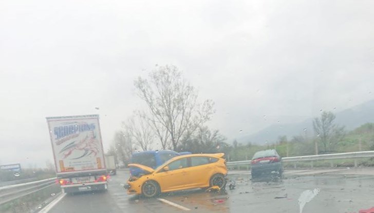 Ударили са се пет коли и един тежкотоварен автомобил Ударили са се пет коли и един тежкотоварен автомобил