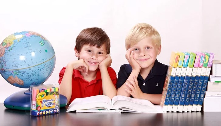 Страната изпраща децата до пети клас обратно в класната стая след едномесечно прекъсване на учебните занятия Страната изпраща децата до пети клас обратно в класната стая след едномесечно прекъсване на учебните занятия