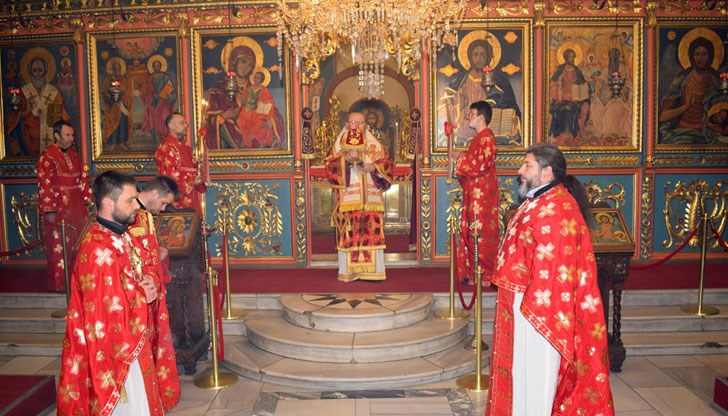 Русенският митрополит Наум се обърна към богомолците с евангелските думи „Радвайте се!”, защото Христос победи смъртта и Възкръсна за да дари нов живот на човеците!