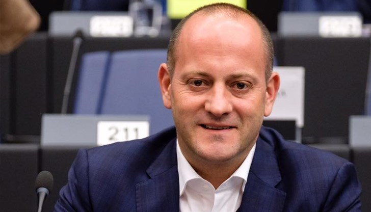 Евродепутатът настоява България да приложи спасителните икономически мерки, които прилага цяла Европа, в противен случай ЕС ще ни изолира и няма да получим финансова помощ Евродепутатът настоява България да приложи спасителните икономически мерки, които прилага цяла Европа, в противен случай ЕС ще ни изолира и няма да получим финансова помощ