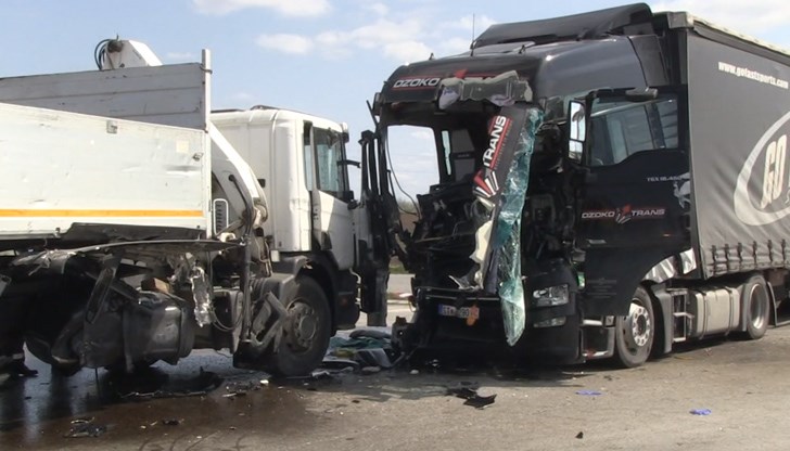 Два камиона са се ударили на главения път Русе - Разград