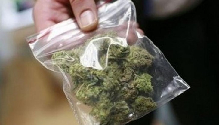 В обитавания от него имот в селото полицаите са намерили и иззели полиетиленов плик с подобна растителна маса, която е дала положителна реакция за марихуана