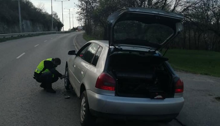 Пернишкият служител на реда се притече на помощ на закъсала на пътя дама