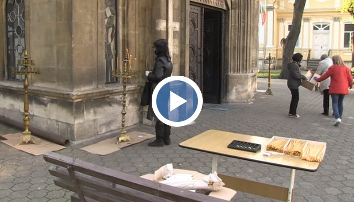 Миряните запалиха свещи за здраве отвън