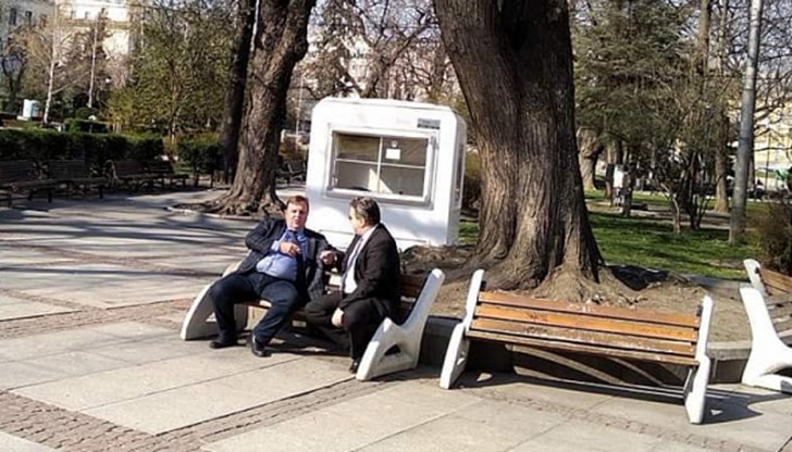 Площадчето с плочките се оказа, че също се води част от парка Площадчето с плочките се оказа, че също се води част от парка