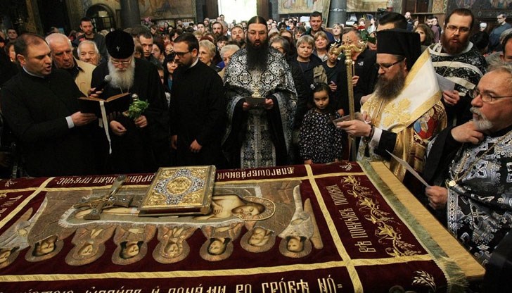 Вярващите не бива да я целуват, да минават по нея. Няма да раздават цветя и здравец