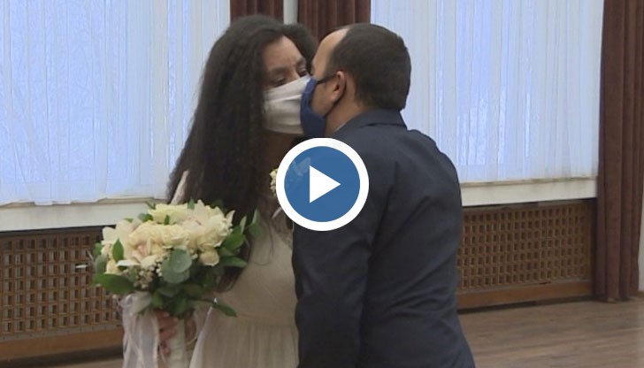 Коронавирусът не спря сватбите в София. Само днес 8 двойки си казаха "да"