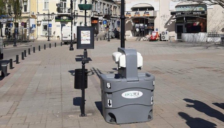 Много русенци се опитват да ползват мивките като чешмички Много русенци се опитват да ползват мивките като чешмички