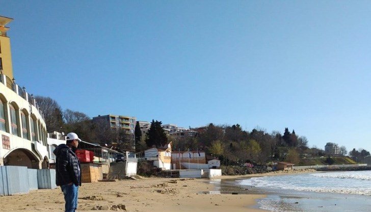 На места водата е стигнала почти до обектите на крайбрежната алея На места водата е стигнала почти до обектите на крайбрежната алея