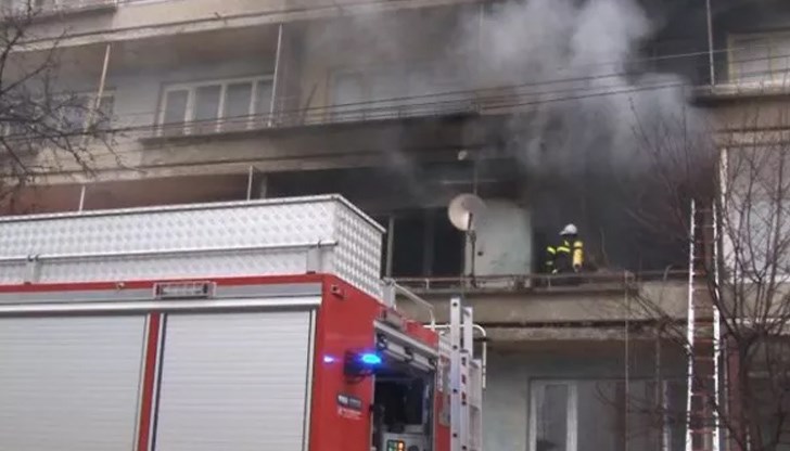 Възрастен мъж е пострадал при пожар в дома си вчера в Русе