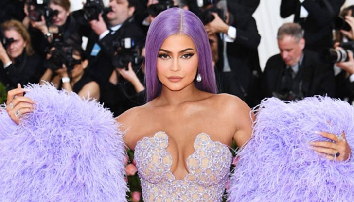 Просторният едноетажен дом включва театрална зала, бар, помещение с видео игри и гимнастически салон Просторният едноетажен дом включва театрална зала, бар, помещение с видео игри и гимнастически салон