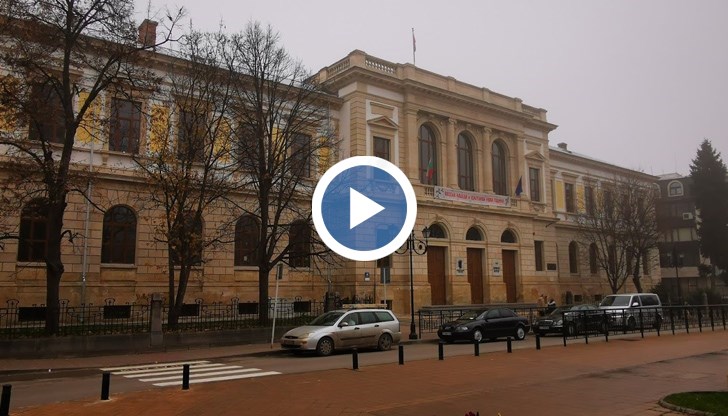 Русенското училище „Христо Ботев“ принуждава 11-годишни да се регистрират във Фейсбук заради дистанционното обучение