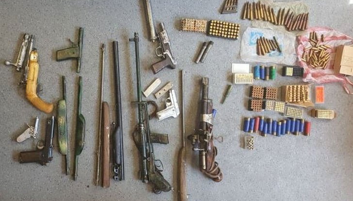 71-годишният мъж не разполагал с никакви разрешителни за носене и съхранение на въпросните оръжия и боеприпаси