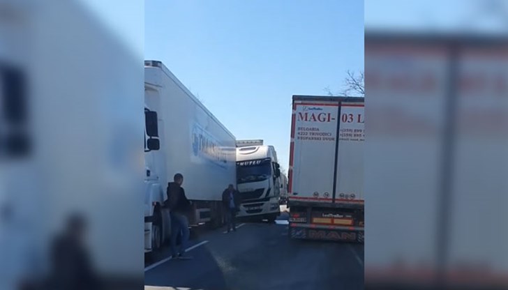 Удариха се два тира