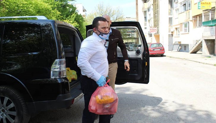 Пакетите съдържат и защитни маски за лице