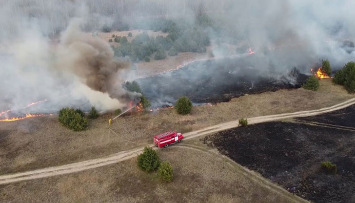130 пожарникари и два самолета се борят с пламъците