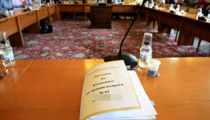 Въпреки че в петък депутатите приеха на първо четене то да продължи до 13 май