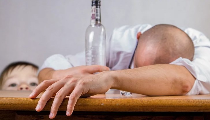 Приемът на силен алкохол не ви спасява от коронавирусна инфекция, дори увеличава този риск,