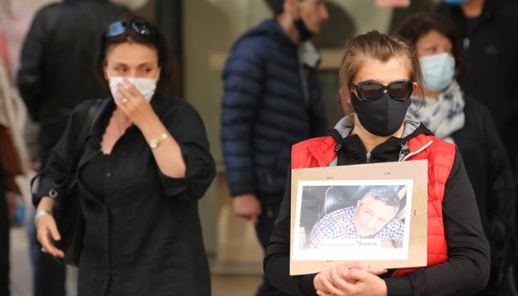Журналисти и десетки граждани се събраха пред сградата на Съдебната палата в София на бдение в памет на Милен Цветков