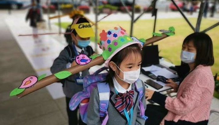 Шапките са предимно от картон, като от тях стърчат еднометрови удължители Шапките са предимно от картон, като от тях стърчат еднометрови удължители