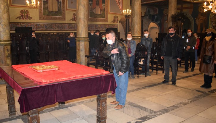 Миряните спазиха разпорежданията да не целуват и докосват одеждата