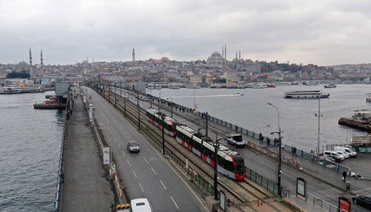 От днес в полунощ се забранява влизането и излизането на автомобили в Истанбул и още 29 големи общини на страната