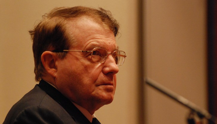 Монтание твърди, че вирусът е създаден от човек, а не е естествена мутация