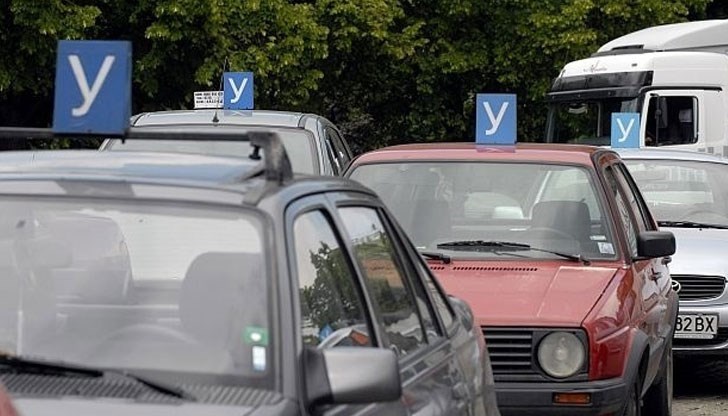 Теоретичните тестове започват от 4 май, а изпитите по практика ще бъдат възможни отново на 11 май Теоретичните тестове започват от 4 май, а изпитите по практика ще бъдат възможни отново на 11 май