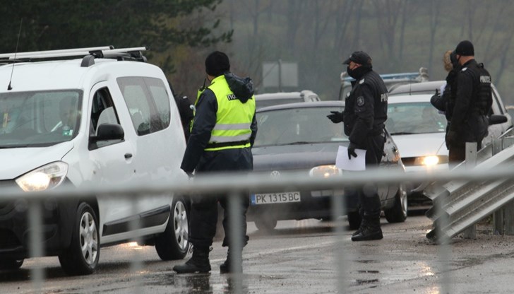 Във вторник сутрин колоните от автомобили, чакащи да влязат в София на всички КПП-та са километрични