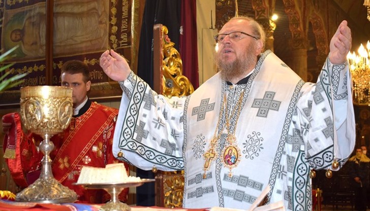 Русенският митрополит Наум подчерта, че всеки християнин трябва да бъде особено отговорен, както към себе си, така и към околните, като не подлага на риск опазване здравето на всички, заради лекомислено поведение