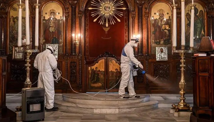 Гръцката църква прикани вярващите да се молят у дома