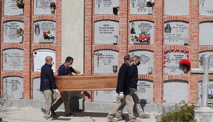 Рекордни 708 смъртни случая отчете Великобритания в събота Рекордни 708 смъртни случая отчете Великобритания в събота