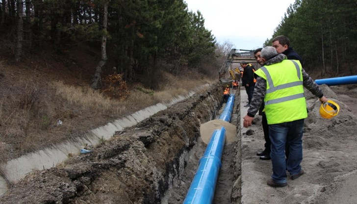 Монтажни дейности по изместване на довеждащия водопровод се извършват днес на територията на пернишкото село Кладница