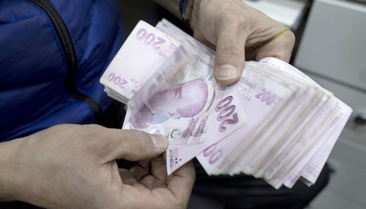 За да се предпази, той поставя банкнотите в голяма тава, налива вода върху тях и поставя тавата върху газовия котлон