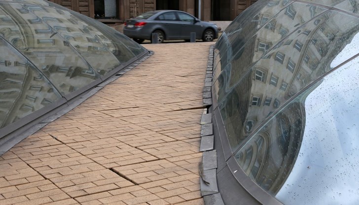 Разрухата на столичното Ларго продължава