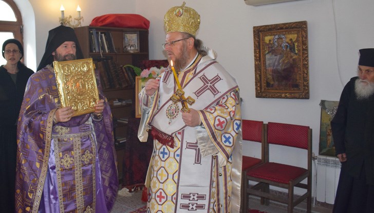 На архиерея съслужи йеромонах Филарет