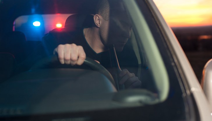 Полицаите забелязали лек автомобил "БМВ" криволичи по пътното платно Полицаите забелязали лек автомобил "БМВ" криволичи по пътното платно