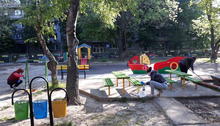 От началото на април служителите, които нямат дни за платен годишен отпуск, се занимават с поддържането на дворните площи От началото на април служителите, които нямат дни за платен годишен отпуск, се занимават с поддържането на дворните площи