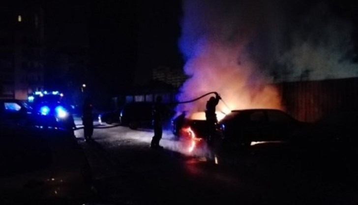 Пламъците са засегнали намиращ се в непосредствена близост друг автомобил