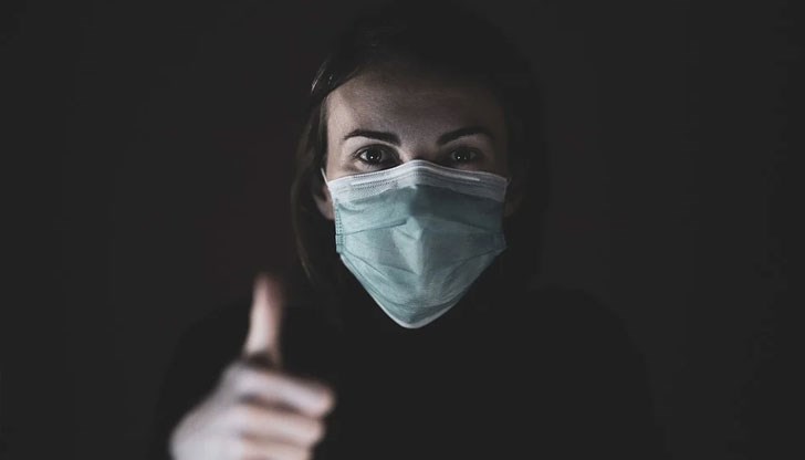 Това означава, че носителите на коронавируса от нов тип могат да използват хирургически маски за забавяне развитието на епидемията, пишат учените