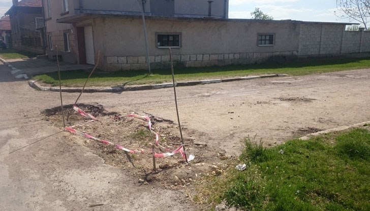 Разкопават и със седмици не си възстановяват разрушената пътна настилка