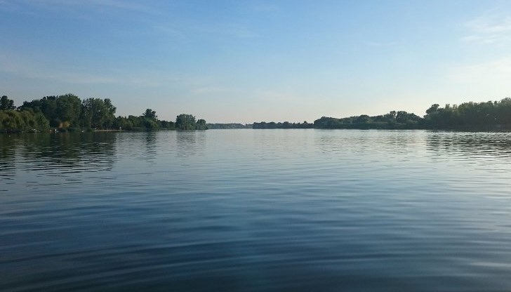 Най-малко един човек е загинал, а още осем са безследно изчезнали