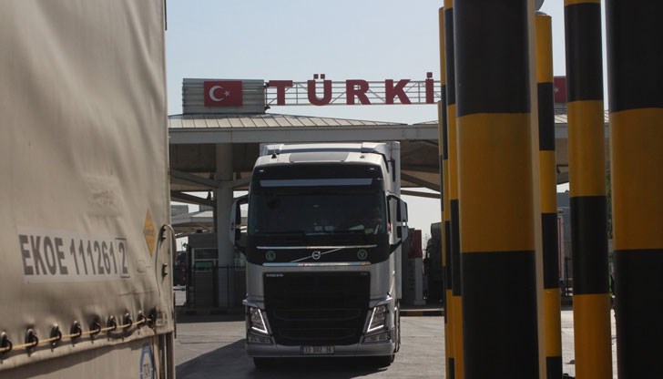 За влизане в Турция не се пропускат чужди граждани с леки коли, микробуси и автобуси