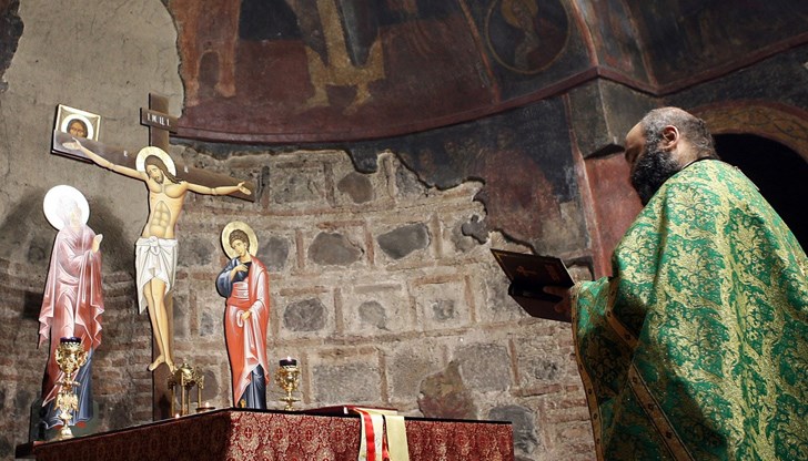 Тази година заради пандемията от коронавирус Св. Синод на БПЦ – БП призова вярващите да спазват стриктно всички епидемиологични изисквания на държавните власти